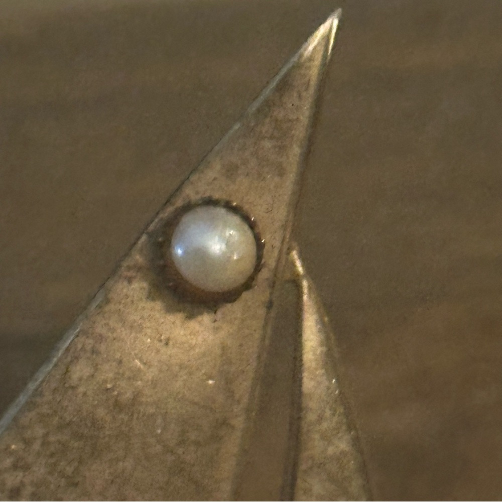 Vintage brass sailboat brooch with pearl accent - Picture 3 of 5